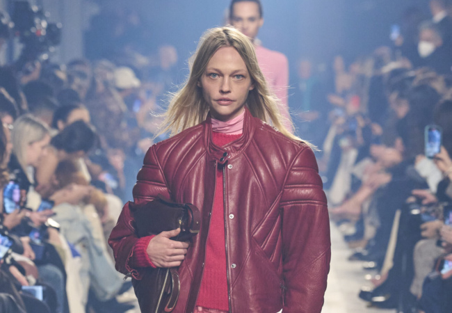 Η Isabel Marant απέδωσε με τον καλύτερο everyday τρόπο τις τάσεις για το ερχόμενο FW'23