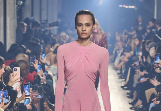 Η Isabel Marant απέδωσε με τον καλύτερο everyday τρόπο τις τάσεις για το ερχόμενο FW'23