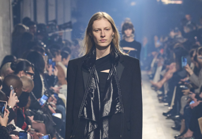 Η Isabel Marant απέδωσε με τον καλύτερο everyday τρόπο τις τάσεις για το ερχόμενο FW'23