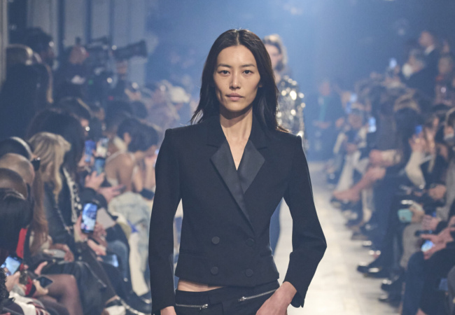 Η Isabel Marant απέδωσε με τον καλύτερο everyday τρόπο τις τάσεις για το ερχόμενο FW'23