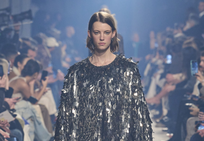 Η Isabel Marant απέδωσε με τον καλύτερο everyday τρόπο τις τάσεις για το ερχόμενο FW'23