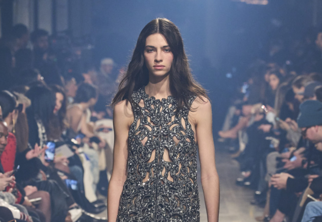 Η Isabel Marant απέδωσε με τον καλύτερο everyday τρόπο τις τάσεις για το ερχόμενο FW'23