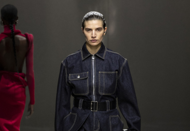 Tο προσεγμένο και δομημένο fashion show του Alexander McQueen ανέδειξε τη σημασία του tailoring