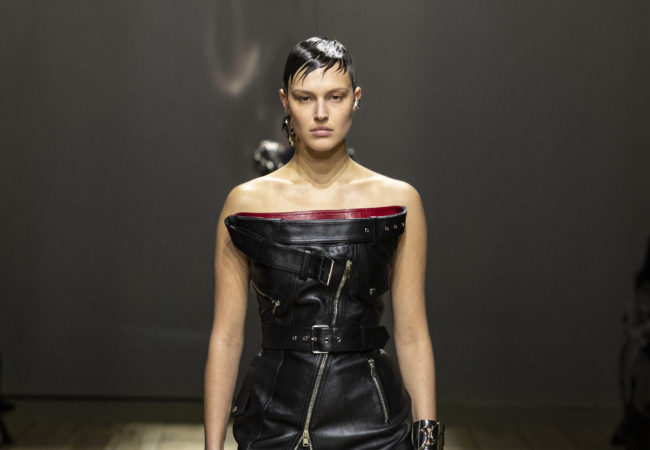 Tο προσεγμένο και δομημένο fashion show του Alexander McQueen ανέδειξε τη σημασία του tailoring