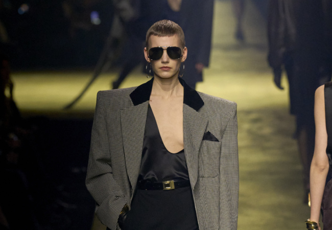 Ωδή στον εμβληματικό couturier Yves Saint Laurent το fashion show του FW'23 στο Παρίσι