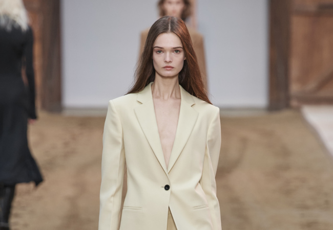 Αναμνήσεις και άλογα γέμισε το fashion show FW'23 της Stella McCartney