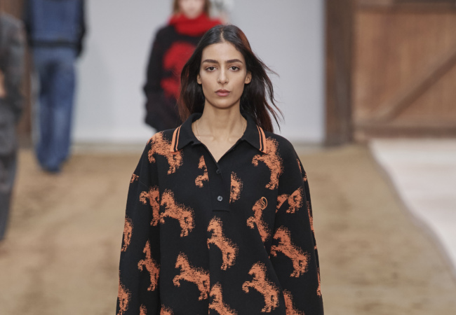 Αναμνήσεις και άλογα γέμισε το fashion show FW'23 της Stella McCartney