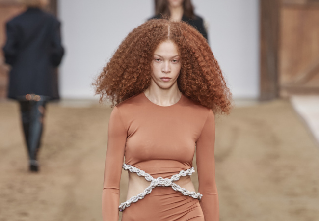 Αναμνήσεις και άλογα γέμισε το fashion show FW'23 της Stella McCartney