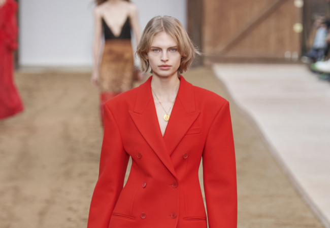 Αναμνήσεις και άλογα γέμισε το fashion show FW'23 της Stella McCartney