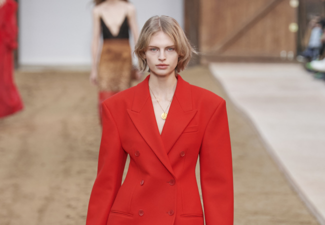 Αναμνήσεις και άλογα γέμισε το fashion show FW'23 της Stella McCartney