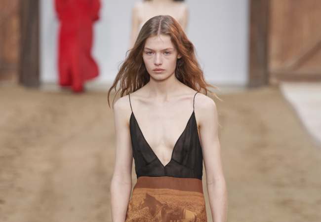 Αναμνήσεις και άλογα γέμισε το fashion show FW'23 της Stella McCartney