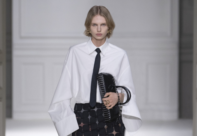Ο Pierpaolo Piccioli οραματίστηκε σύνολα με γραβάτες και δημιούργησε το «Valentino Black Tie»