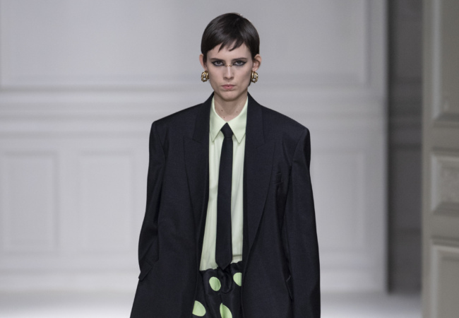 Ο Pierpaolo Piccioli οραματίστηκε σύνολα με γραβάτες και δημιούργησε το «Valentino Black Tie»