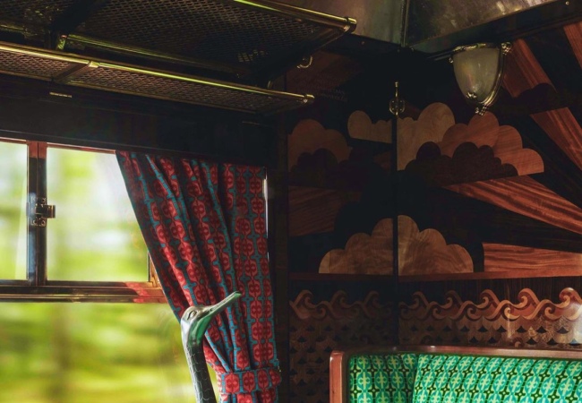 Ο Wes Anderson αναδιαμορφώνει ένα βαγόνι του 1950 και μας ταξιδεύει στο κινηματογραφικό του κόσμο
