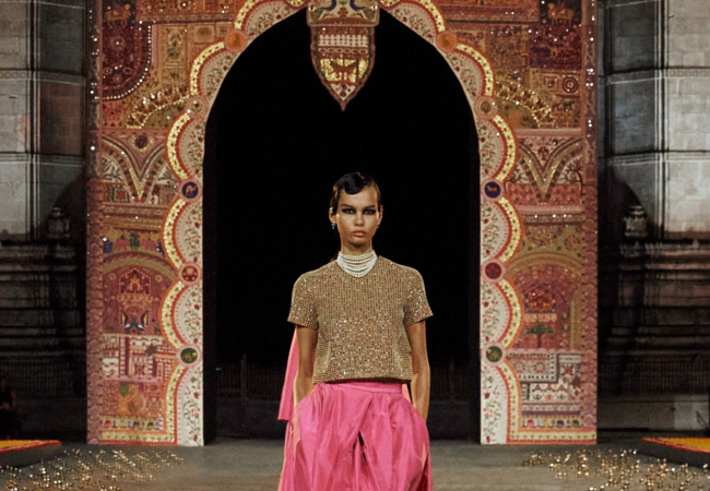 Dior Pre-Fall'23: Το show με τα ονειρικά κεντήματα και χρώματα που πραγματοποιήθηκε στη Βομβάη