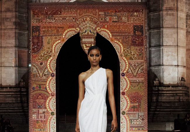 Dior Pre-Fall'23: Το show με τα ονειρικά κεντήματα και χρώματα που πραγματοποιήθηκε στη Βομβάη