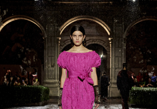 Dior Cruise '24: Μια συλλογή-ωδή στη γυναίκες εμπνευσμένη από τη Frida Kahlo