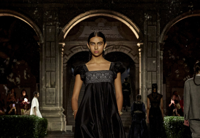 Dior Cruise '24: Μια συλλογή-ωδή στη γυναίκες εμπνευσμένη από τη Frida Kahlo