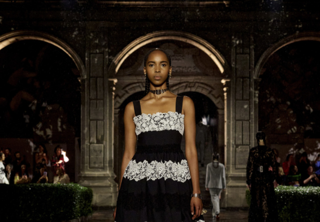 Dior Cruise '24: Μια συλλογή-ωδή στη γυναίκες εμπνευσμένη από τη Frida Kahlo