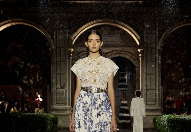Dior Cruise '24: Μια συλλογή-ωδή στη γυναίκες εμπνευσμένη από τη Frida Kahlo