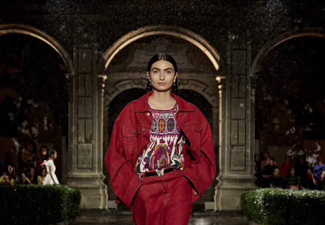 Dior Cruise '24: Μια συλλογή-ωδή στη γυναίκες εμπνευσμένη από τη Frida Kahlo