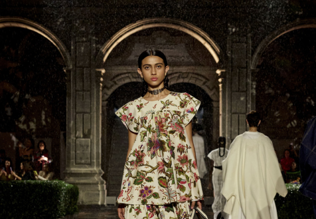 Dior Cruise '24: Μια συλλογή-ωδή στη γυναίκες εμπνευσμένη από τη Frida Kahlo