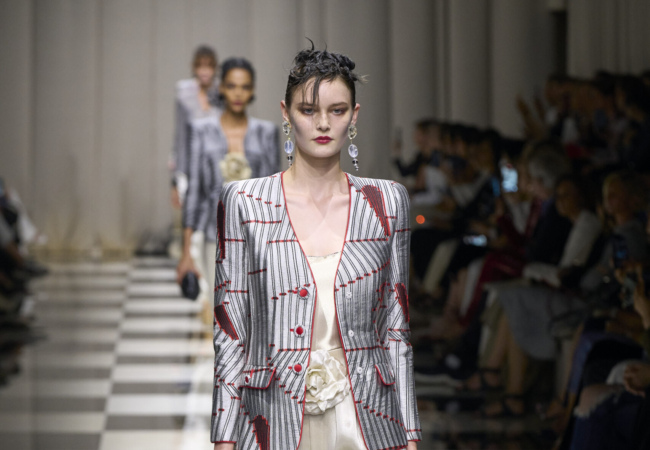 Giorgio Armani Privé: Η νέα haute couture συλλογή κάνει ένα ταξίδι από τη Δύση ως την Άπω Ανατολή