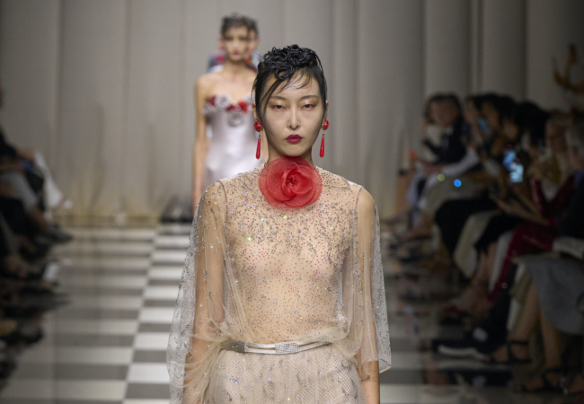Giorgio Armani Privé: Η νέα haute couture συλλογή κάνει ένα ταξίδι από τη Δύση ως την Άπω Ανατολή
