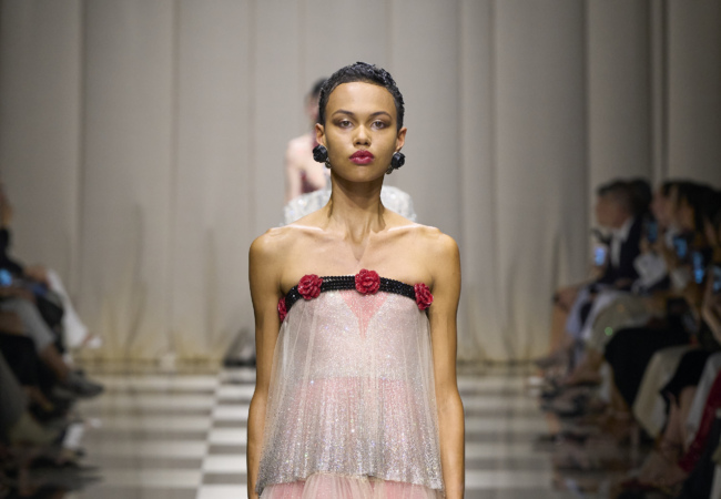 Giorgio Armani Privé: Η νέα houte couture συλλογή κάνει ένα μεγάλο ταξίδι από τη Δύση ως την Άπω Ανατολή