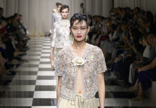 Giorgio Armani Privé: Η νέα haute couture συλλογή κάνει ένα ταξίδι από τη Δύση ως την Άπω Ανατολή