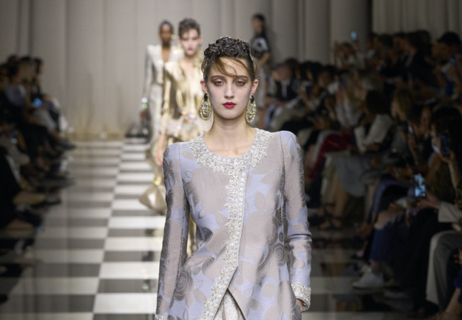 Giorgio Armani Privé: Η νέα haute couture συλλογή κάνει ένα ταξίδι από τη Δύση ως την Άπω Ανατολή