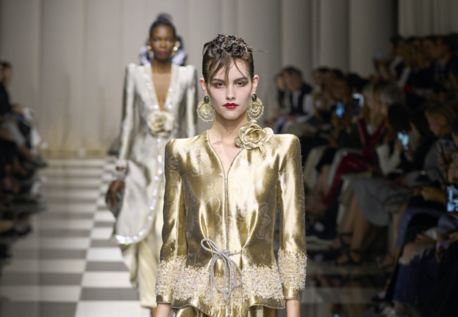 Giorgio Armani Privé: Η νέα haute couture συλλογή κάνει ένα ταξίδι από τη Δύση ως την Άπω Ανατολή