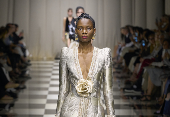 Giorgio Armani Privé: Η νέα haute couture συλλογή κάνει ένα ταξίδι από τη Δύση ως την Άπω Ανατολή