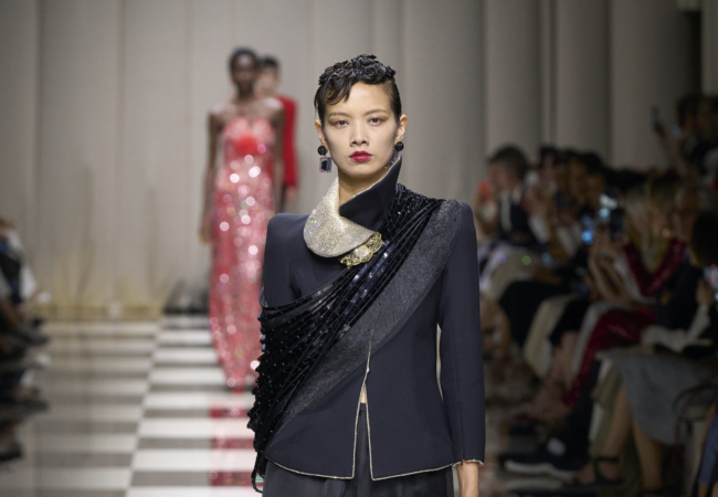 Giorgio Armani Privé: Η νέα haute couture συλλογή κάνει ένα ταξίδι από τη Δύση ως την Άπω Ανατολή