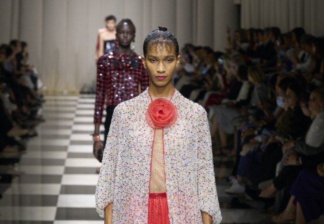Giorgio Armani Privé: Η νέα haute couture συλλογή κάνει ένα ταξίδι από τη Δύση ως την Άπω Ανατολή