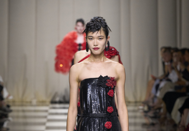 Giorgio Armani Privé: Η νέα haute couture συλλογή κάνει ένα ταξίδι από τη Δύση ως την Άπω Ανατολή
