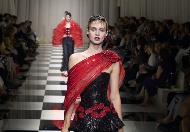 Giorgio Armani Privé: Η νέα haute couture συλλογή κάνει ένα ταξίδι από τη Δύση ως την Άπω Ανατολή