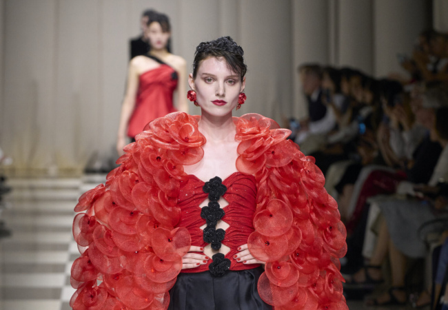 Giorgio Armani Privé: Η νέα haute couture συλλογή κάνει ένα ταξίδι από τη Δύση ως την Άπω Ανατολή