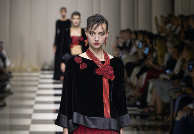 Giorgio Armani Privé: Η νέα haute couture συλλογή κάνει ένα ταξίδι από τη Δύση ως την Άπω Ανατολή