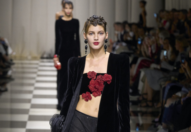 Giorgio Armani Privé: Η νέα haute couture συλλογή κάνει ένα ταξίδι από τη Δύση ως την Άπω Ανατολή