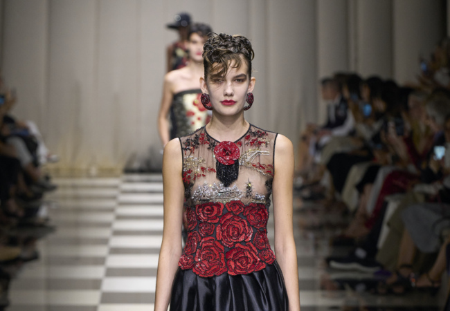 Giorgio Armani Privé: Η νέα haute couture συλλογή κάνει ένα ταξίδι από τη Δύση ως την Άπω Ανατολή