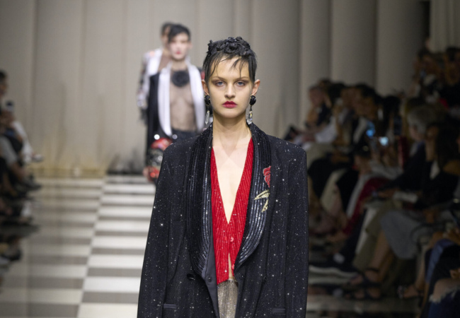 Giorgio Armani Privé: Η νέα haute couture συλλογή κάνει ένα ταξίδι από τη Δύση ως την Άπω Ανατολή
