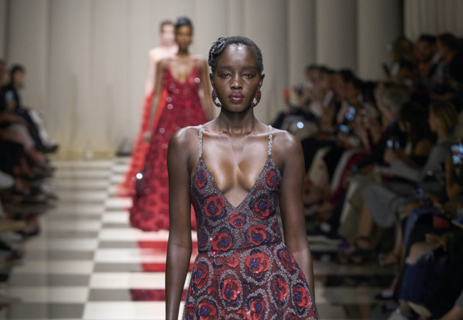 Giorgio Armani Privé: Η νέα haute couture συλλογή κάνει ένα ταξίδι από τη Δύση ως την Άπω Ανατολή