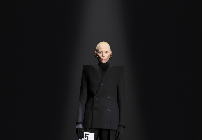 Ανδρικό μαύρο blazer: Το must-have του φθινοπώρου '23 μπορεί να φορεθεί και τώρα