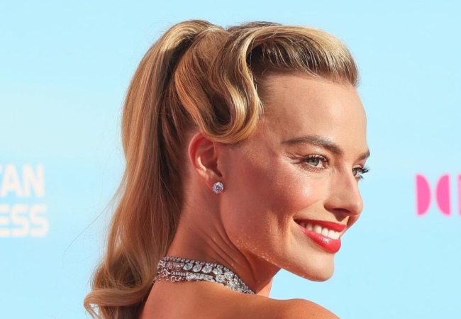 Η Margot Robbie μαγνητίζει τα βλέμματα με ένα Barbie ponytail σε στιλ της δεκαετίας του '60