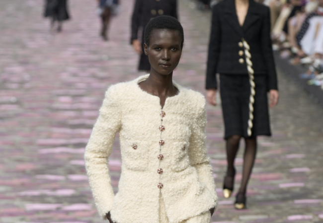 Η χειμωνιάτικη haute couture συλλογή της Chanel αποτελεί την επιτομή του παριζιάνικου στυλ