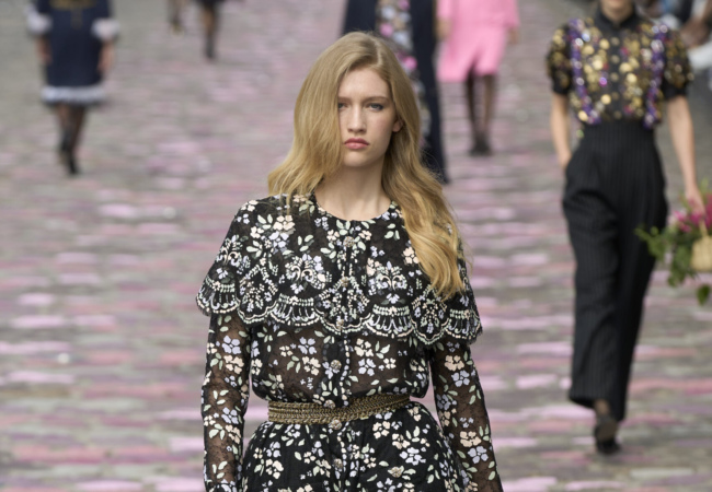 Η χειμωνιάτικη haute couture συλλογή της Chanel αποτελεί την επιτομή του παριζιάνικου στυλ