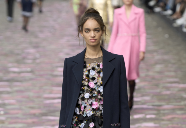Η χειμωνιάτικη haute couture συλλογή της Chanel αποτελεί την επιτομή του παριζιάνικου στυλ
