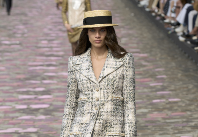 Η χειμωνιάτικη haute couture συλλογή της Chanel αποτελεί την επιτομή του παριζιάνικου στυλ