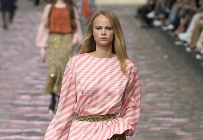 Η χειμωνιάτικη haute couture συλλογή της Chanel αποτελεί την επιτομή του παριζιάνικου στυλ